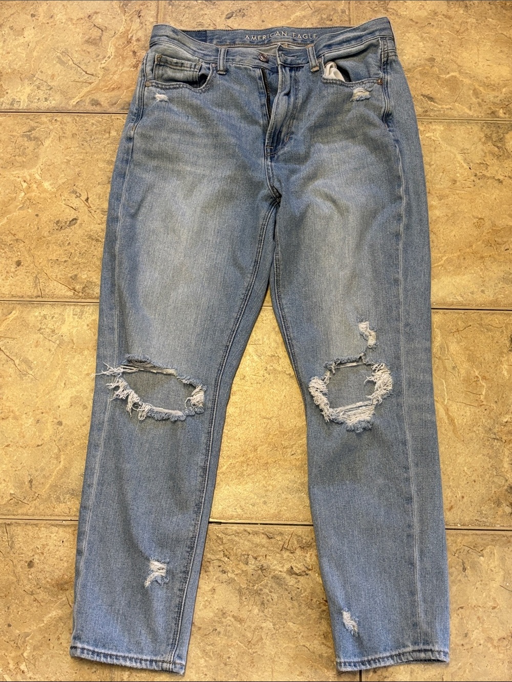 American Eagle Distressed Light Wash Mom Jean Size 6 Regular